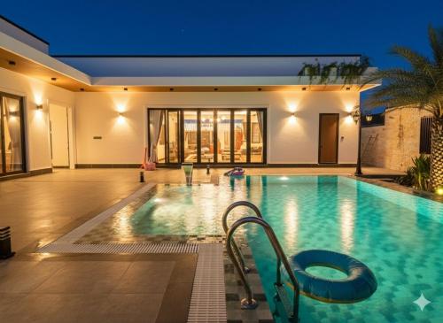 una grande piscina in un edificio di Somnea Villa a Kampot