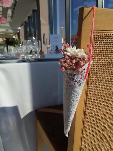 a vase with flowers is hanging on a wall at Hotel Flamingo in L'Ampolla