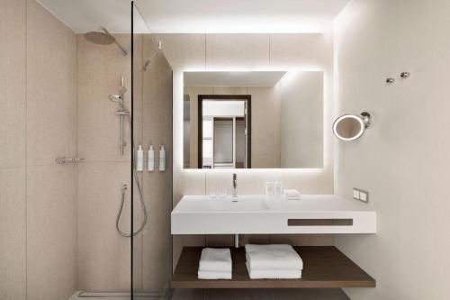 Kopalnica v nastanitvi AC Hotel by Marriott Vilnius