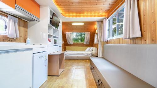 a kitchen and living room in a tiny house at Gapyeong Karabankaempingnongwon in Gapyeong