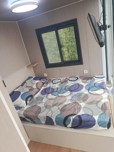 a large bed in a room with a window at Halte aux randonneurs in La Possession