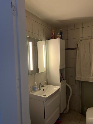 a bathroom with a sink and a mirror at Large townhouse Odense in Odense