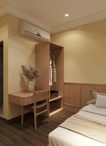 a hotel room with a desk and a bed at Voi Meo Vac Hostel & Breakfast in Mèo Vạc