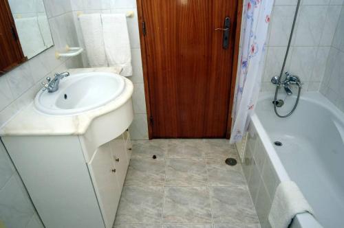 Villa V4 com Piscina Privada a 400 metros da Praia