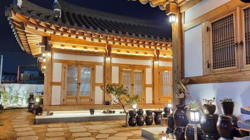 a building with vases on the floor of a room at 나들한옥 한옥스테이 in Gyeongju