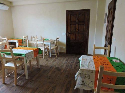 un comedor con mesas y sillas y una puerta en Petitui, en San Biagio della Cima