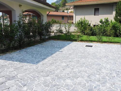 un patio de piedra frente a una casa en Petitui, en San Biagio della Cima