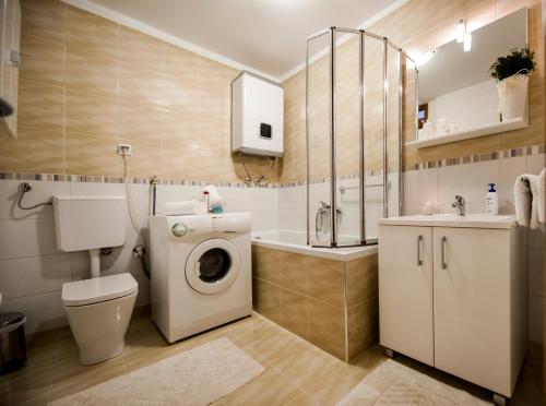 y baño con lavadora y lavamanos. en Apartment Main Street Carera, en Rovinj