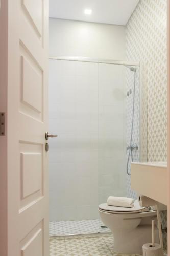 a bathroom with a shower and a toilet and a sink at Villa 2 Quartos by WOT Lodge Soul in Ericeira