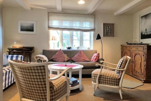 a living room with a couch and chairs and a table at Midlum- Finnegan, EG in Midlum