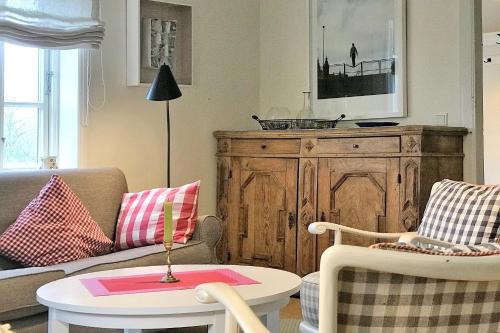 a living room with a couch and a table at Midlum- Finnegan, EG in Midlum