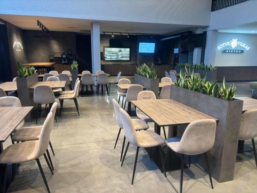 Restorāns vai citas vietas, kur ieturēt maltīti, naktsmītnē Light House Coliving