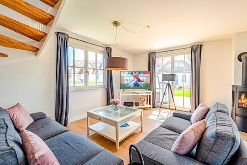 a living room with a couch and a table at Kramerhof Rügenblick Nr 53 in Parow