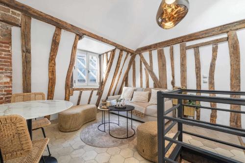 Historical apartment in the heart of Paris -6