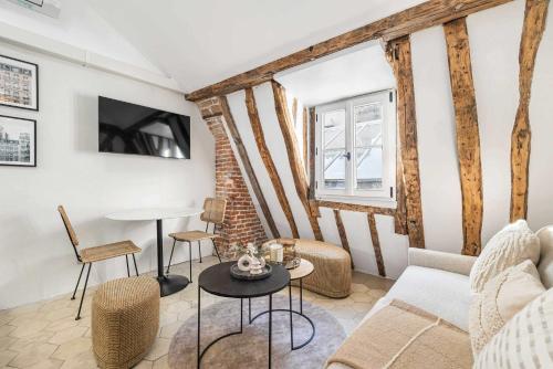 Historical apartment in the heart of Paris -6