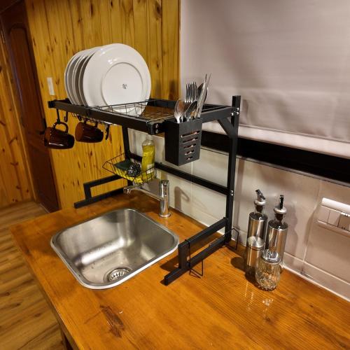 a kitchen counter with a sink and a microwave at Premium Cabin in El Bolsón in El Bolsón