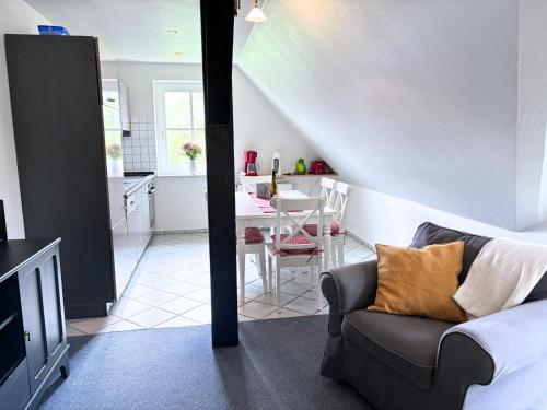 a living room with a couch and a kitchen at Frederick Brückenblick in Wulfen auf Fehmarn