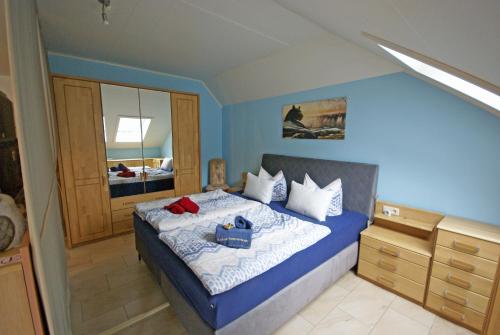 a bedroom with a bed with blue walls at Beilsteiner Ferienwohnungen in Beilstein