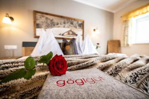 a red rose sitting on top of a bed at Göglgut in Lungötz