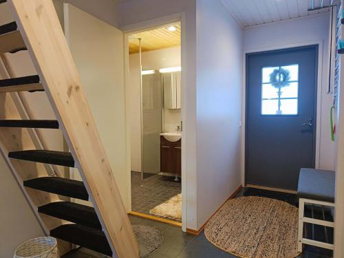 a room with a staircase leading to a bathroom at TunturinTähti in Syöte