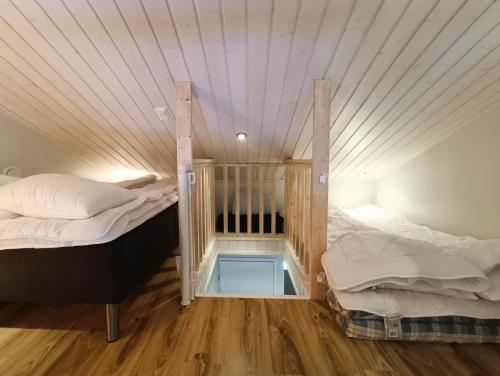 a room with two beds with a window in it at TunturinTähti in Syöte