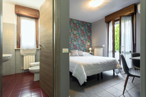 a bedroom with a bed and a bathroom at Residenza Il Fiore in Bergamo