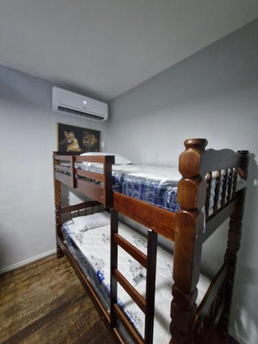 a bedroom with two bunk beds in a room at POUSADA e HOSTEL ARAUNA in Cabo Frio