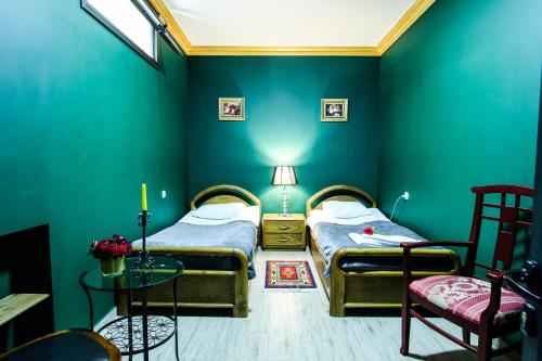 En eller flere senge i et værelse på Retro Hostel & Tours
