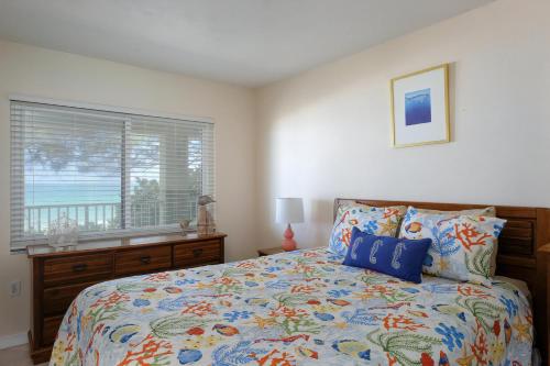 a bedroom with a bed and a window at Pet-Friendly And Really Close To Beach! in Bradenton Beach