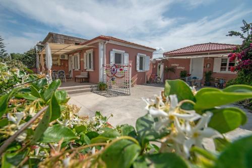 Dora's Beach Cottages