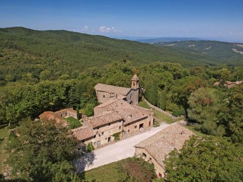 an aerial view of an old house with a church at Casa di Lilli in Vivo dʼOrcia