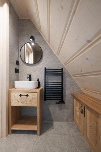 a bathroom with a sink and a mirror at Pikno Chata PL in Biały Dunajec