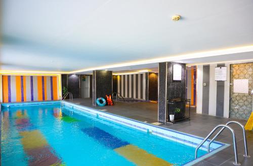 una grande piscina in una stanza d'albergo di Gorash Hotel a Khamis Mushayt