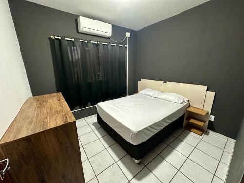 a bedroom with a bed and a black shower at Casa no Centro in Corumbá