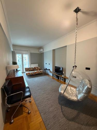 Vintage Chic Apartment 3' from the Metro