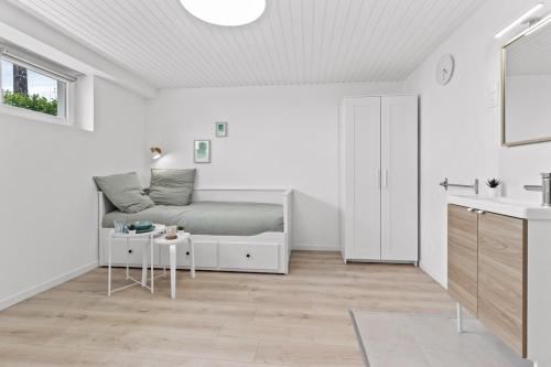 Maison Bonchamp في لا روش سور يون: غرفة معيشة بيضاء بها سرير وحوض غسيل