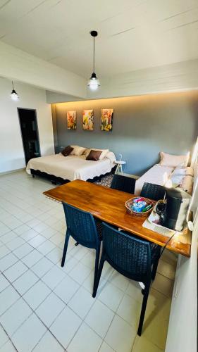 a living room with a table and a bed at Monoambiente Eldorado 1 in Eldorado