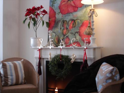 a living room with a fireplace with a christmas wreath at Bayrischer Hof Wohlfühl - Hotel Saarbrücken in Saarbrücken