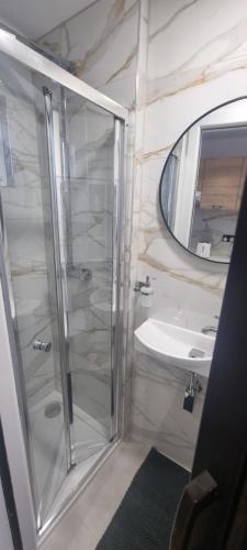 a bathroom with a shower and a sink at Private Studio Suite, 24h Self Check-in in Luton