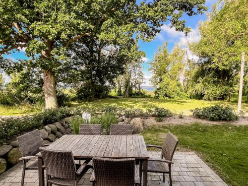 a wooden table and chairs in a garden at Ferienhaus Libelle - Feriendomizil für 14 Pers - Haupt- und Nebenhaus in Rankwitz