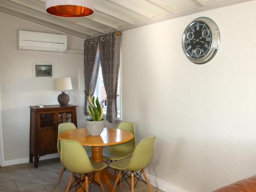 a dining room with a table and chairs at Sandy Creek Cottage - E5349A in Anderby