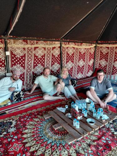 ผู้เข้าพักที่ Sunset Desert Camp