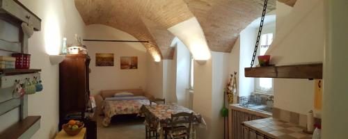 Habitación con mesa y habitación pequeña con mesa y mesa en Appartamento Perugia Centro, en Perugia