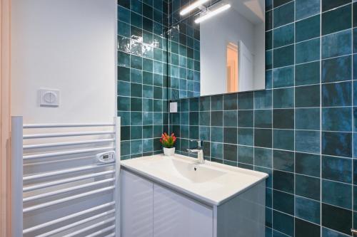 a bathroom with a sink and a mirror at Résidence Sébastopol - Appartements Hyper Centre - WiFi & Smart TV in Béziers