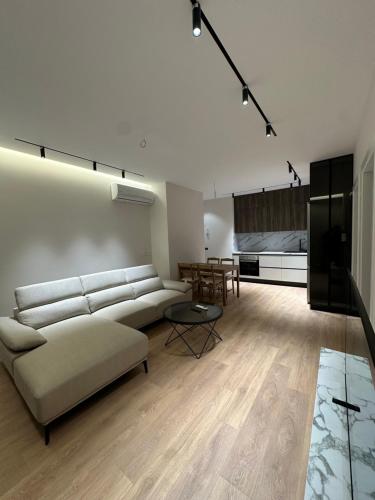 ein Wohnzimmer mit Sofa und Tisch in der Unterkunft Renas apartment 4 in Tirana