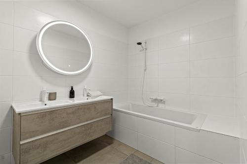 Spacious 3-BR - Balcony - Onsite Parking 19,90 per Day