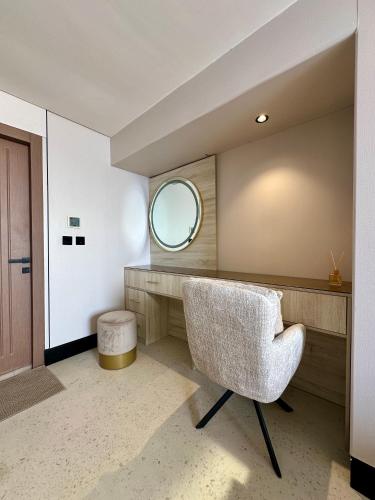 a living room with a chair and a mirror at شقق برج داماك جدة Damac Jeddah in Jeddah