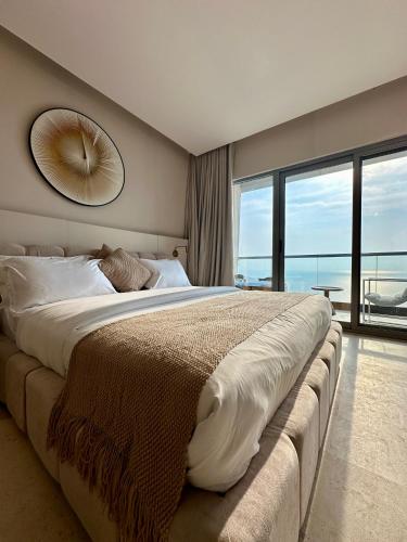 a bedroom with a large bed with a mirror on the wall at شقق برج داماك جدة Damac Jeddah in Jeddah