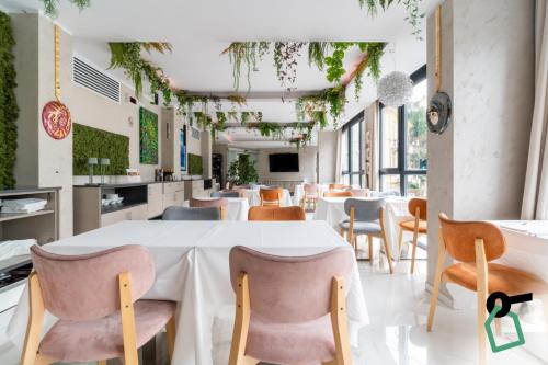 a restaurant with a white table and chairs at Hotiday Lerici Porto in Lerici