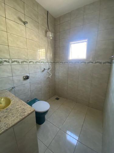 a bathroom with a toilet and a sink at Casa Jabuticabeira in Manhã